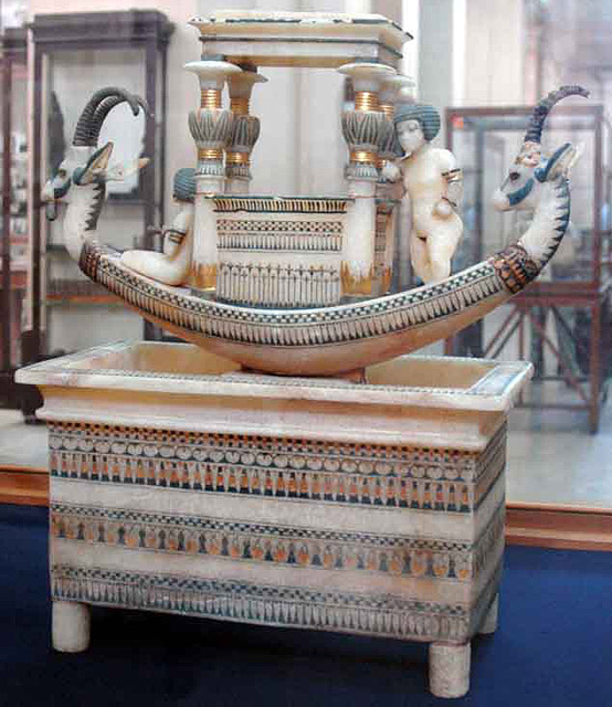 Сосуд в форме бассейна с лодкой и молельней. Гробница Тутанхамона.