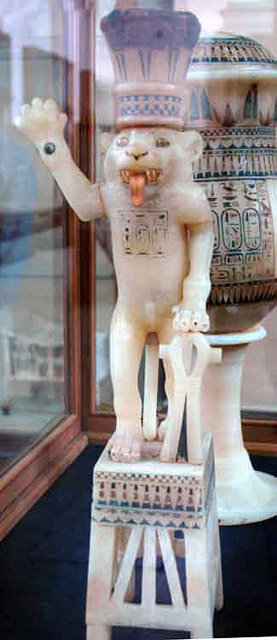 Алебастровый сосуд в форме бога Беса. Гробница Тутанхамона.