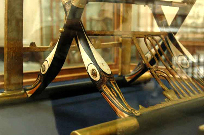 Церемониальное кресло. Ножки в виде утиных голов. Гробница Тутанхамона.