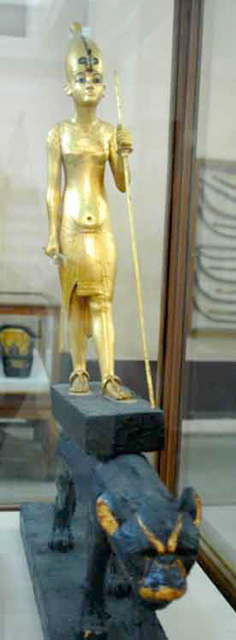 Статуя фараона Тутанхамона верхом на пантере.