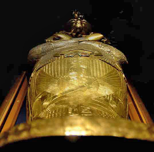 Золотой саркофаг Тутанхамона. Вид со стороны ног. Каирский музей.