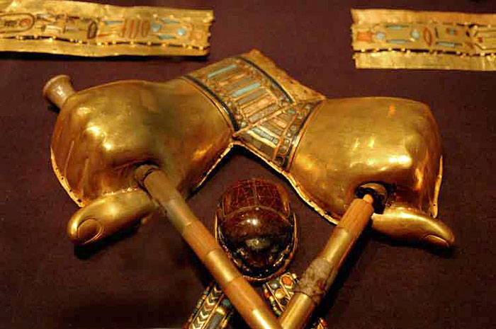 Золотые накладки на руки мумии. Гробница Тутанхамона.