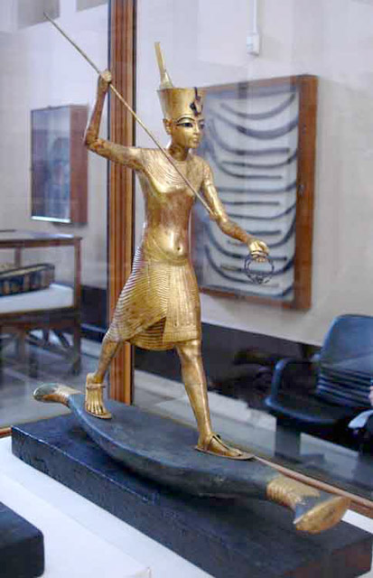Статуя фараона Тутанхамона в тростниковой лодке.
