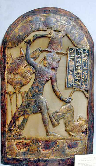 Позолоченный вотивный щит фараона Тутанхамона.