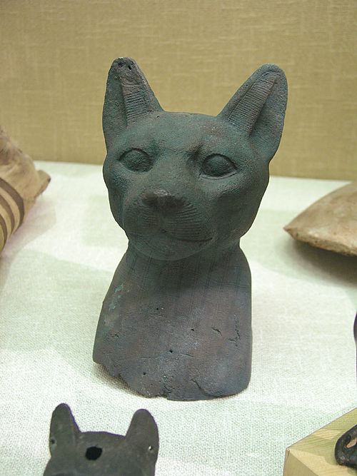 Маска мумии кошки из бронзы. Эшмоловский музей.