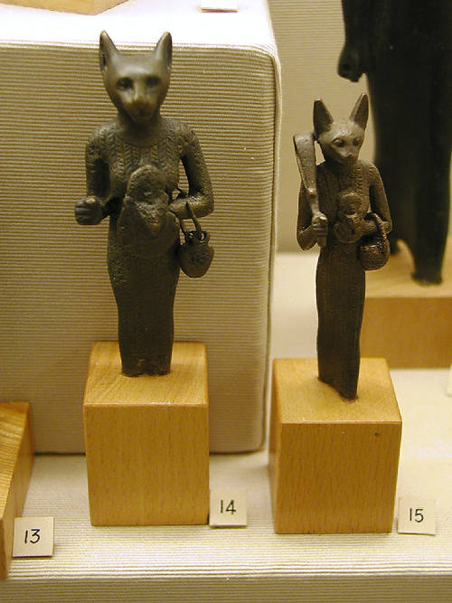 Маленькие статуэтки богини Бастет. Эшмоловский музей.