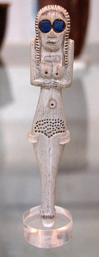 Женская фигура из кости. Британский музей