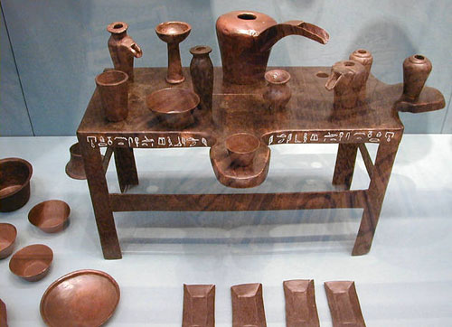 Бронзовый столик для подношений и ритуальные вазы. Британский музей .