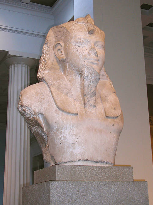 Верхняя часть статуи фараона Аменхотепа III. Британский музей