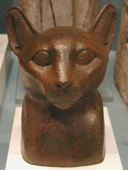 Бронзовая статуя головы кошки. Британский музей