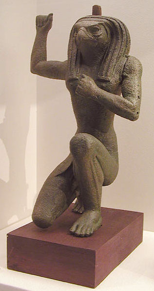 Статуя божества с головой ястреба. Британский музей