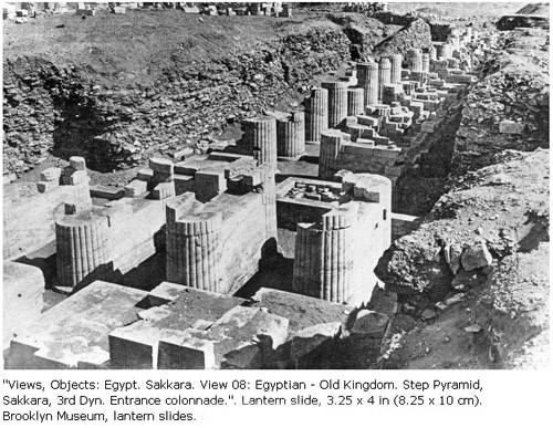 Остатки входной колоннады комплекса пирамиды Джосера.