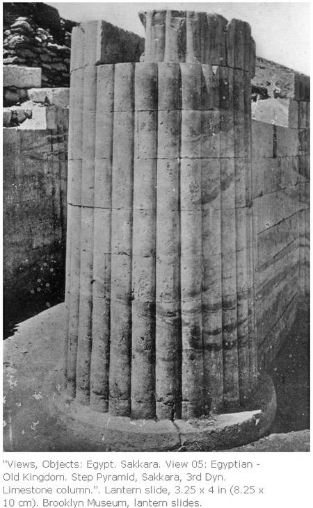 Контрфорс с колонной при входе в заупокойный комплекс пирамиды Джосера.