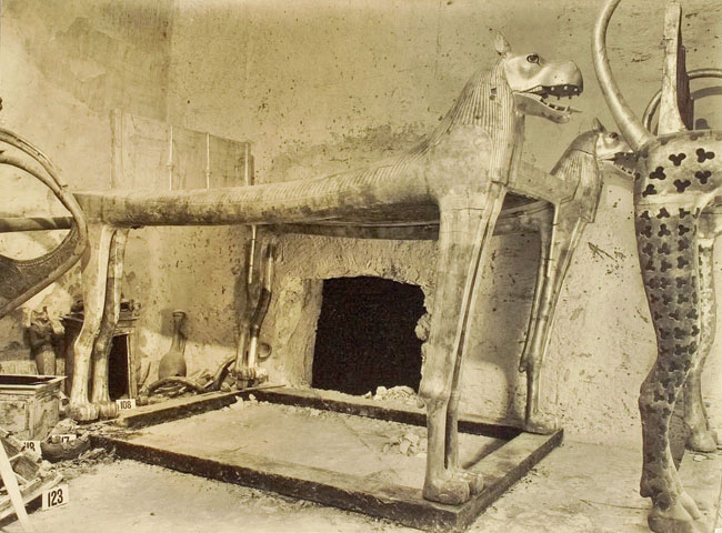 Погребальное ложе в форме головы бегемота. Гробница Тутанхамона.