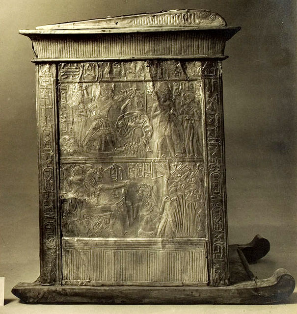 Ковчег для статуи. Вид на широкую сторону 1. Гробница Тутанхамона.