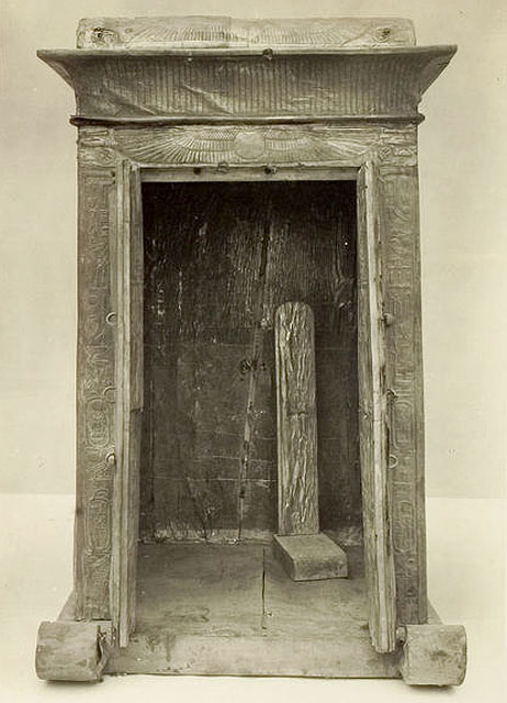 Ковчег для статуи. Вид спереди с открытыми дверцами. Гробница Тутанхамона.