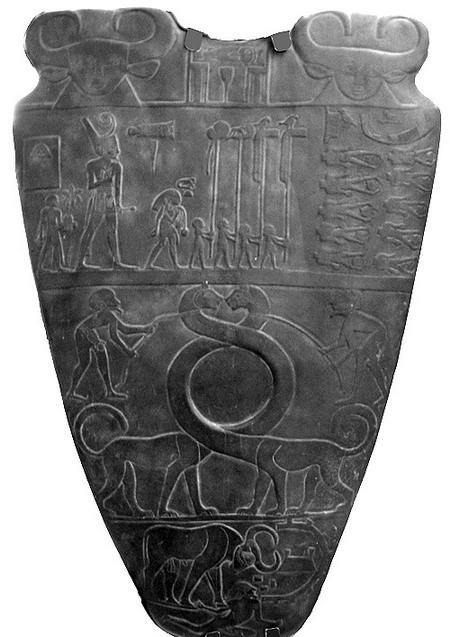 Палетка фараона Нармера. Первая сторона. Каирский музей.