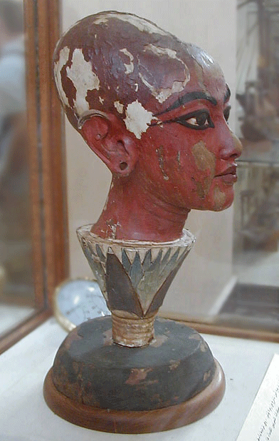 Голова Тутанхамона, появляющаяся из цветка лотоса. Каирский музей. Зал 20.
