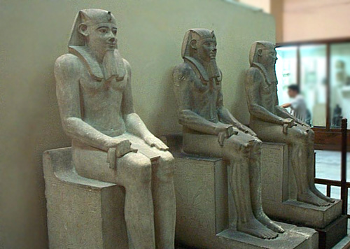 Статуи фараона Сесостриса I. Каирский музей .