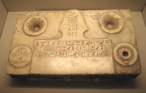 Жертвенный стол с картушами фараонов Снофру и Джедкара Исеси. Каирский музей .