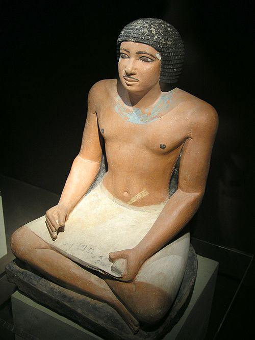 Статуя сидящего писца. Каирский музей .