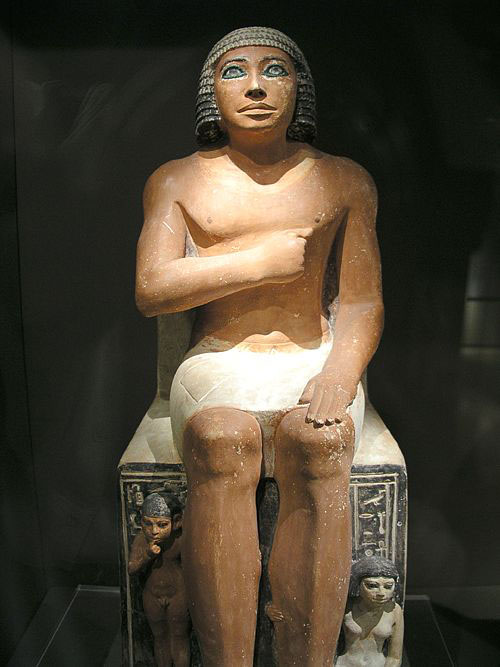 Статуя жреца с сыном и дочерью. Каирский музей .
