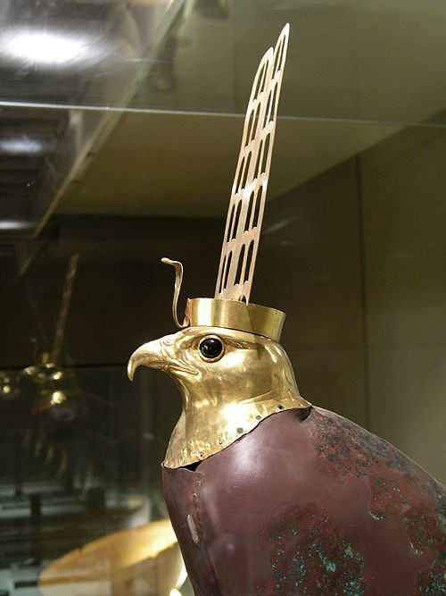 Золотая голова ястреба. Каирский музей .