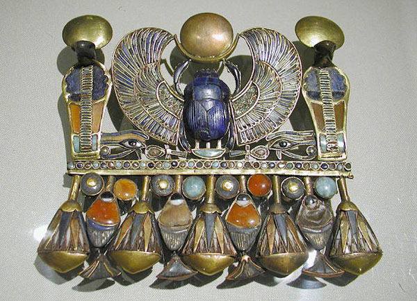 Кулон в форме крылатого скарабея. Гробница Тутанхамона. Каирский музей .
