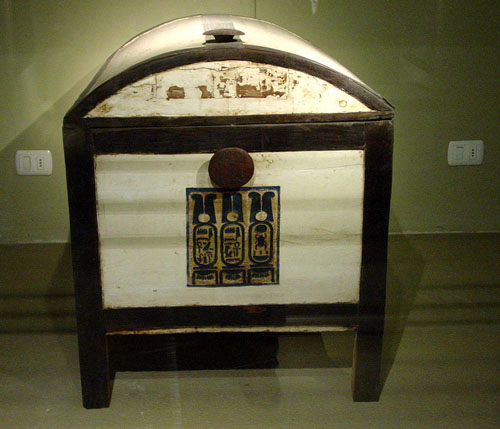 Дервянный сундук. Вид спереди. Каирский музей.