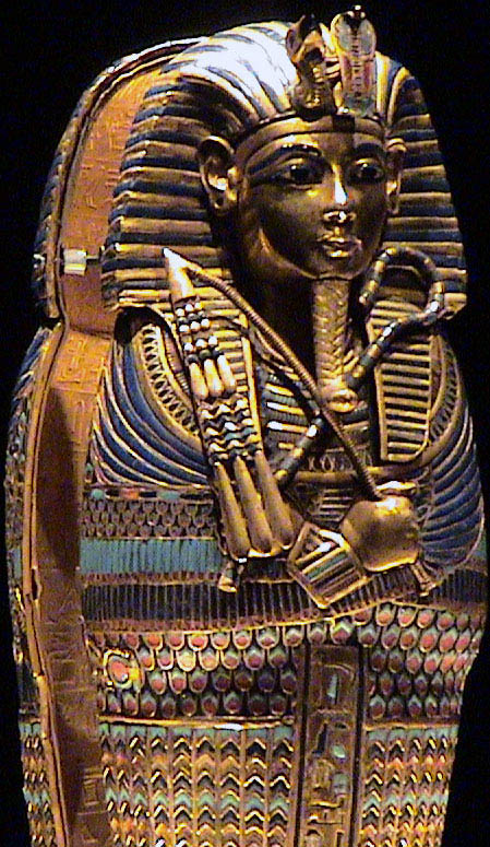 Золотой саркофаг Тутанхамона. Каирский музей .