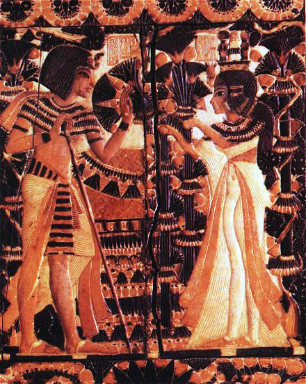 Рельеф Тутанхамон с женой в саду. Каирский музей .