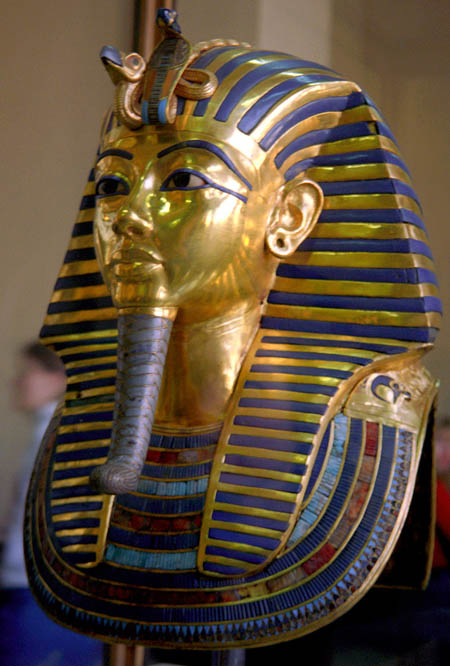 Золотая маска Тутанхамона весом 10 кг.
