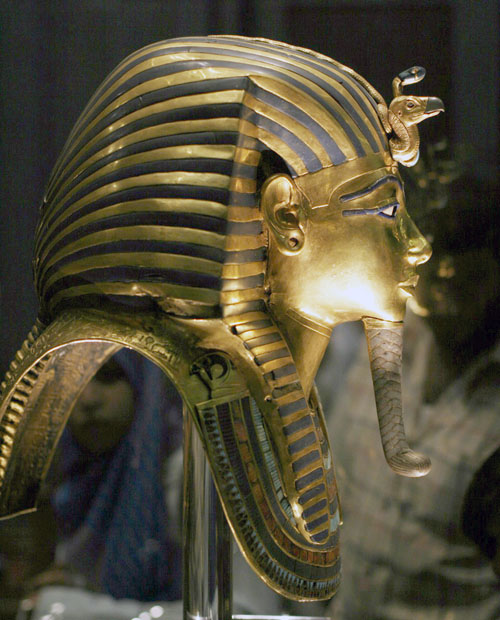 Вид сбоку маски фараона Тутанхамона.