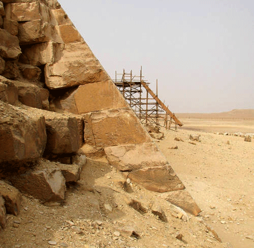 Облицовочные плиты Ломаной пирамиды Снофру