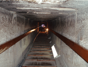 Первый спускающийся коридор в Северной пирамиде Снофру