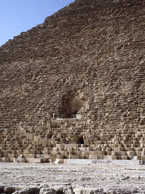 Вид на первоначальный и проломной входы. Пирамида Хуфу (Хеопса).