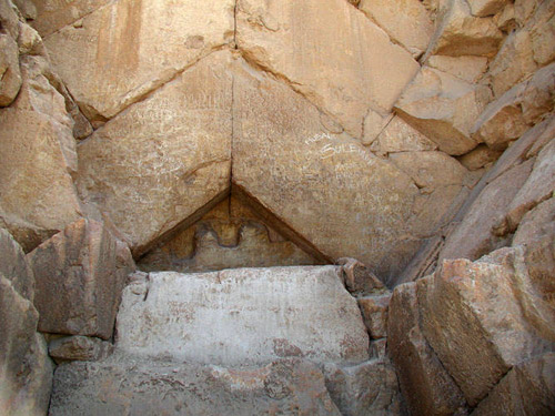 Двухскатная крыша над главным входом пирамиды Хеопса