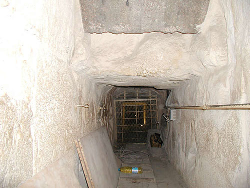Понижающийся коридор под гранитной заглушкой. Пирамида Хуфу (Хеопса).