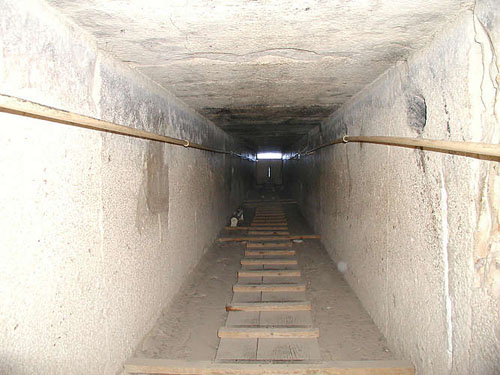 Понижающийся коридор в сторону глвного входа. Пирамида Хуфу (Хеопса).