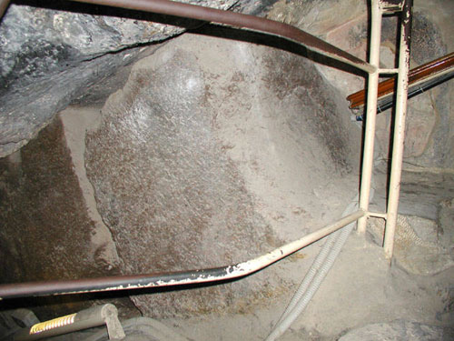 Плиты - заглушки, преграждавшие путь в понижающийся коридор. Пирамида Хуфу (Хеопса).