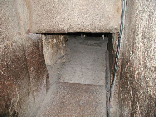 Место перехода известнякового пола в гранитный в предкамере. Пирамида Хуфу (Хеопса).