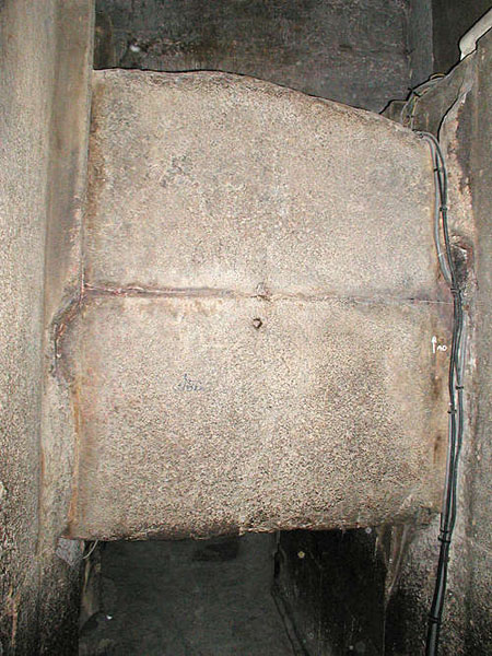 Уцелевшая гранитная плита - заглушка в предкамере. Пирамида Хуфу (Хеопса).