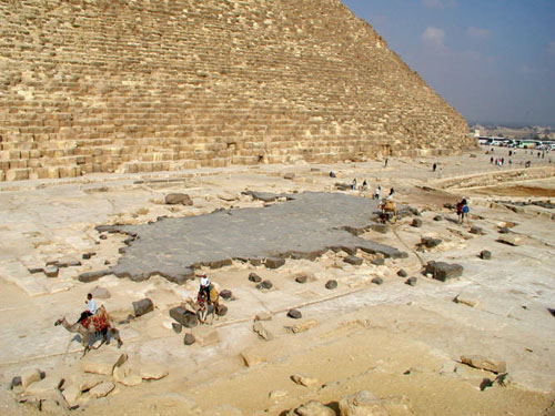 Базальтовый пол храма с восточной стороны. Пирамида Хуфу (Хеопса).