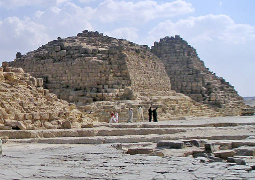 Малые пирамиды G1b (на переднем плане) и G1c царицы Хенутсен.