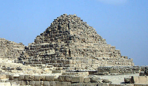 Малая пирамида G1c царицы Хенутсен.