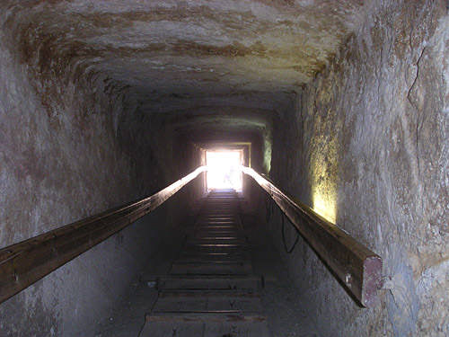 Понижающийся коридор пирамиды Хенутсен G1c.