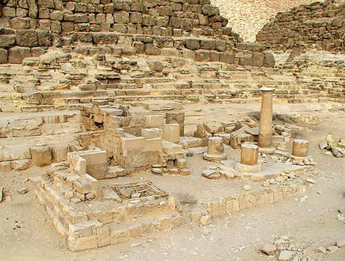 Храм Исиды с восточной стороны пирамиды G1c царицы Хенутсен.