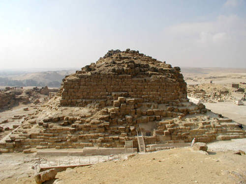 Вид на вход с северной стороны пирамиды G1b царицы Меритетис.