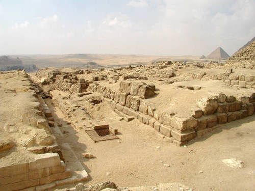 Захоронения к востоку от комлекса пирамиды Хуфу.