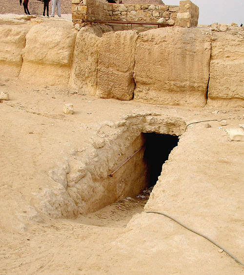 Древний туннель под дорогой к пирамиде Хафры.